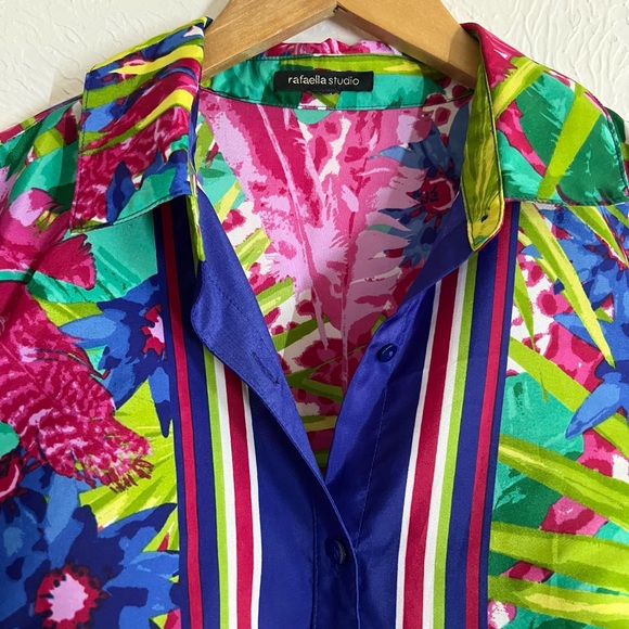 3/$12 Vibrant Floral Tropical Vacation Weekend Top Size Medium - Picture 3 of 8